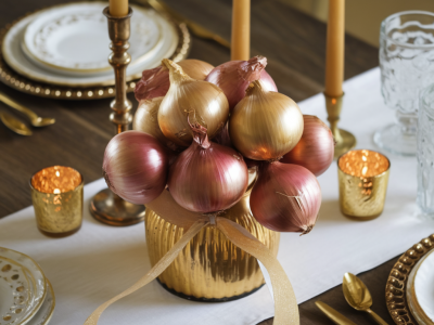 DIY: wie du mit zwiebel- und goldakzenten eine französisch inspirierte tischdeko gestaltest